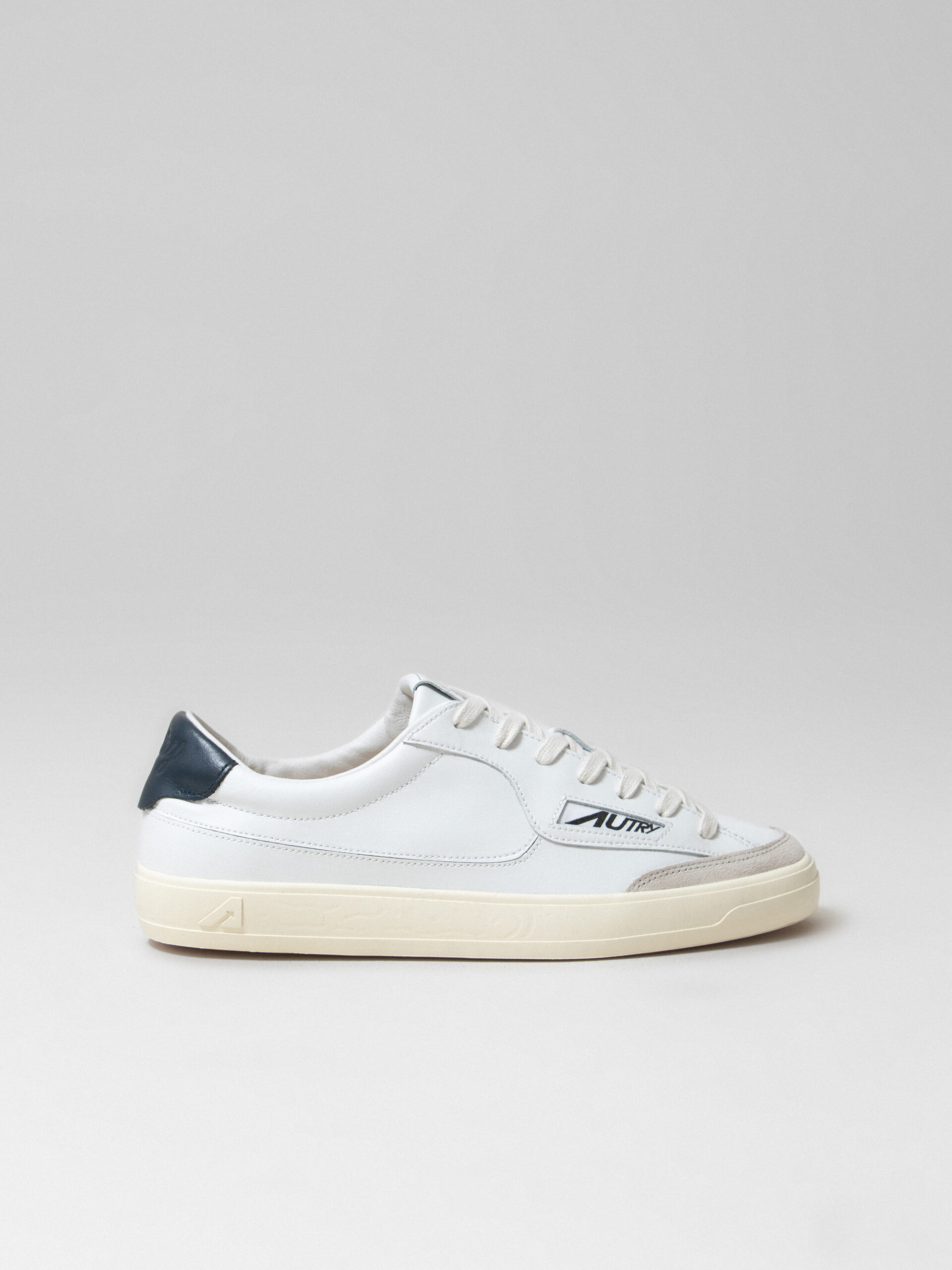 AUTRY Sneaker aus Leder Herren (UK05 WHITE BLUE)